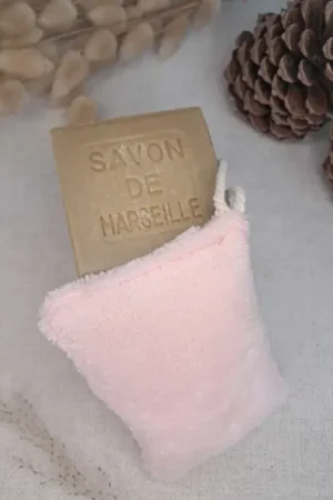 Eponge bambou réutilisable. Utile au quotidien pour toute la famille. Ecologique et durable. Existe en coffret ou box à offrir en cadeau éco-responsable.