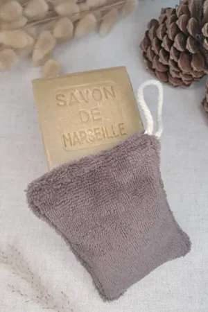 Eponge bambou réutilisable. Utile au quotidien pour toute la famille. Ecologique et durable. Existe en coffret ou box à offrir en cadeau éco-responsable.