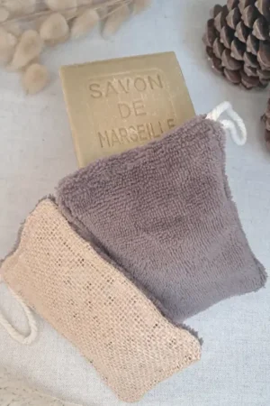 Eponge bambou réutilisable. Utile au quotidien pour toute la famille. Ecologique et durable. Existe en coffret ou box à offrir en cadeau éco-responsable.