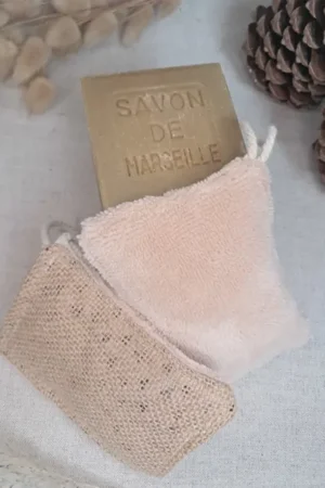 Eponge bambou réutilisable. Utile au quotidien pour toute la famille. Ecologique et durable. Existe en coffret ou box à offrir en cadeau éco-responsable.