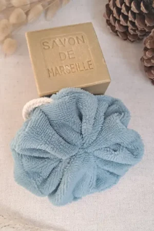 Fleur de douche en bambou éco-responsable. Idéale pour une offrir un cadeau. Existe en coffret femme pour le quotidien, anniversaire, fête des mères ou noël.