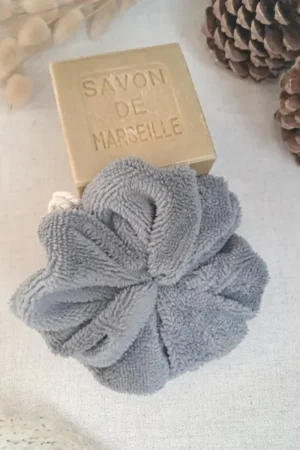 Fleur de douche en bambou lavable. Idéale pour une offrir un cadeau. Existe en coffret ou box quotidienne femme, ado pour anniversaire, fête des mères ou noël.