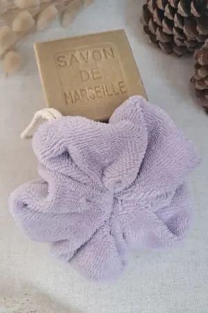 Quoi offrir? Cette fleur de douche en bambou est éco-responsable. Idéale pour une idée cadeau pour les femmes, les adolescentes ou le reste de la famille.