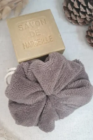 Fleur de douche en bambou éco-responsable. Idéale pour une offrir un cadeau. Existe en coffret femme pour le quotidien, anniversaire, fête des mères ou noël.