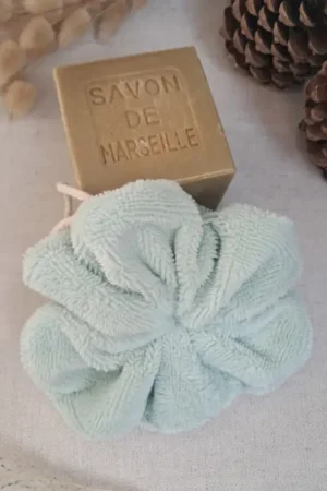 Fleur de douche en bambou éco-responsable. Idéale pour une offrir un cadeau. Existe en coffret femme pour le quotidien, anniversaire, fête des mères ou noël.